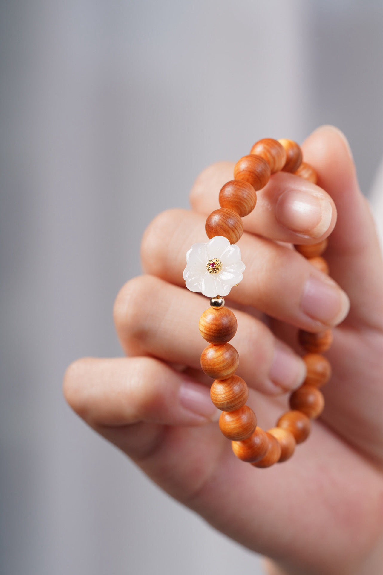 Thuja Wood White Jade Flower Bracelet