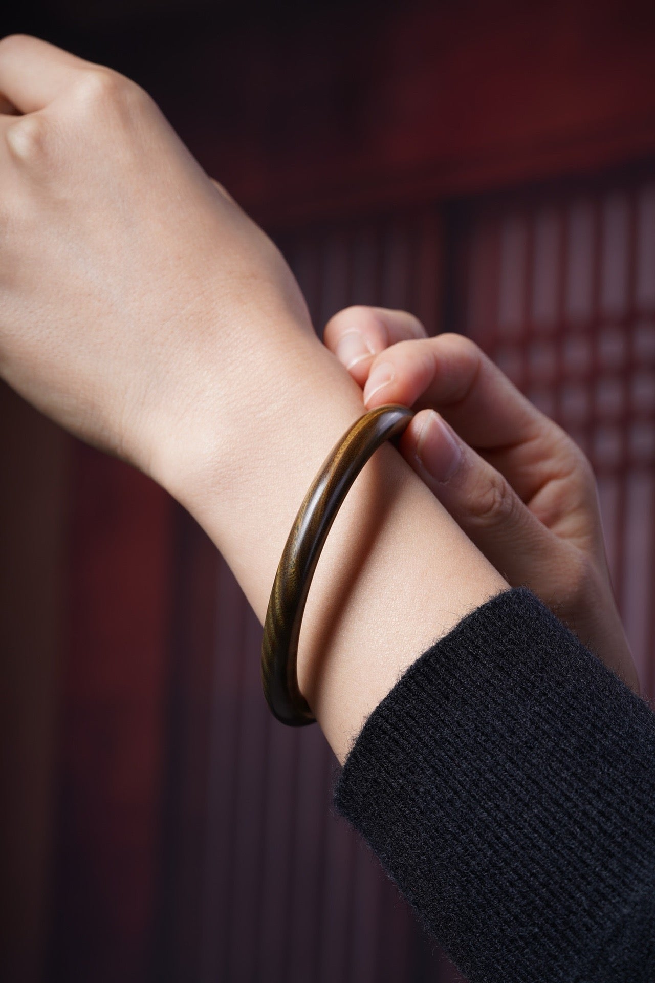 Green Sandalwood Circular Bracelet