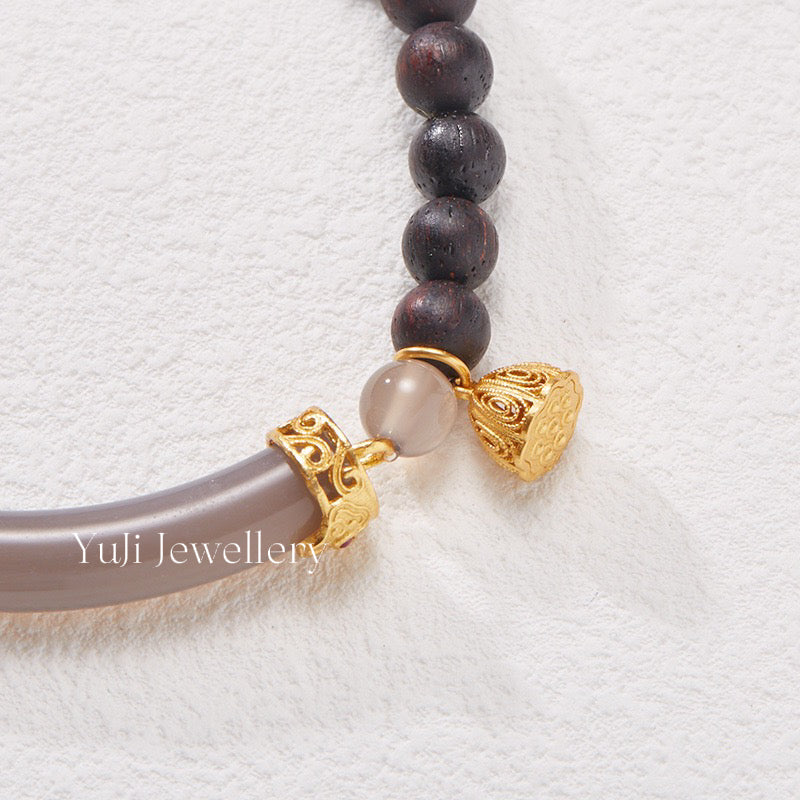 Acronychia Pedunculata and Agate Half-Bracelet with Gray Crystal