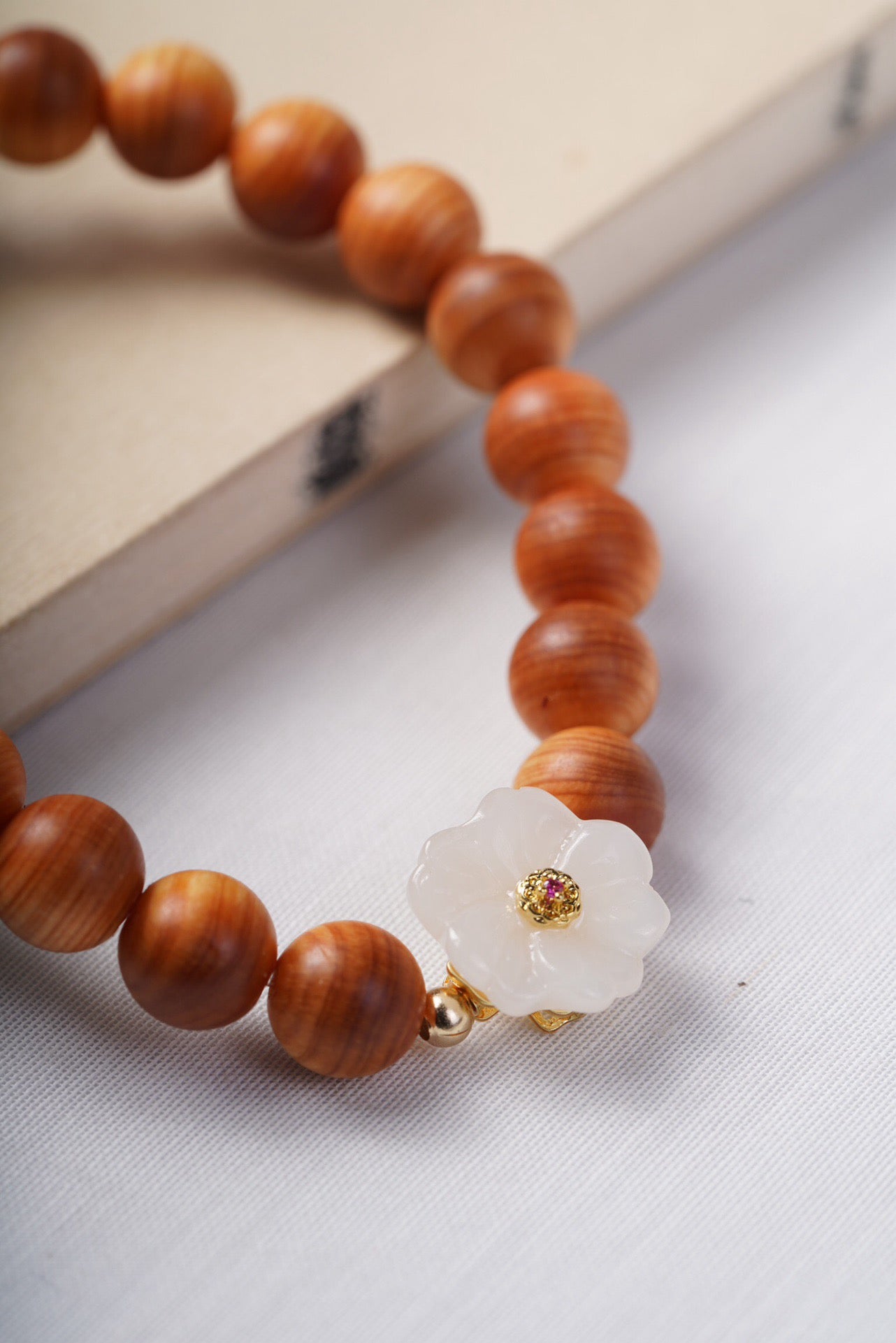 Thuja Wood White Jade Flower Bracelet