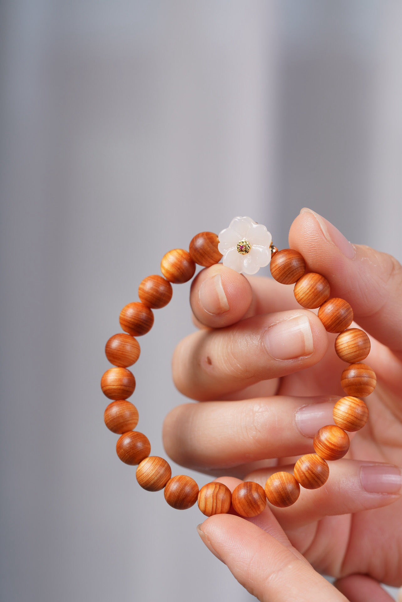 Thuja Wood White Jade Flower Bracelet